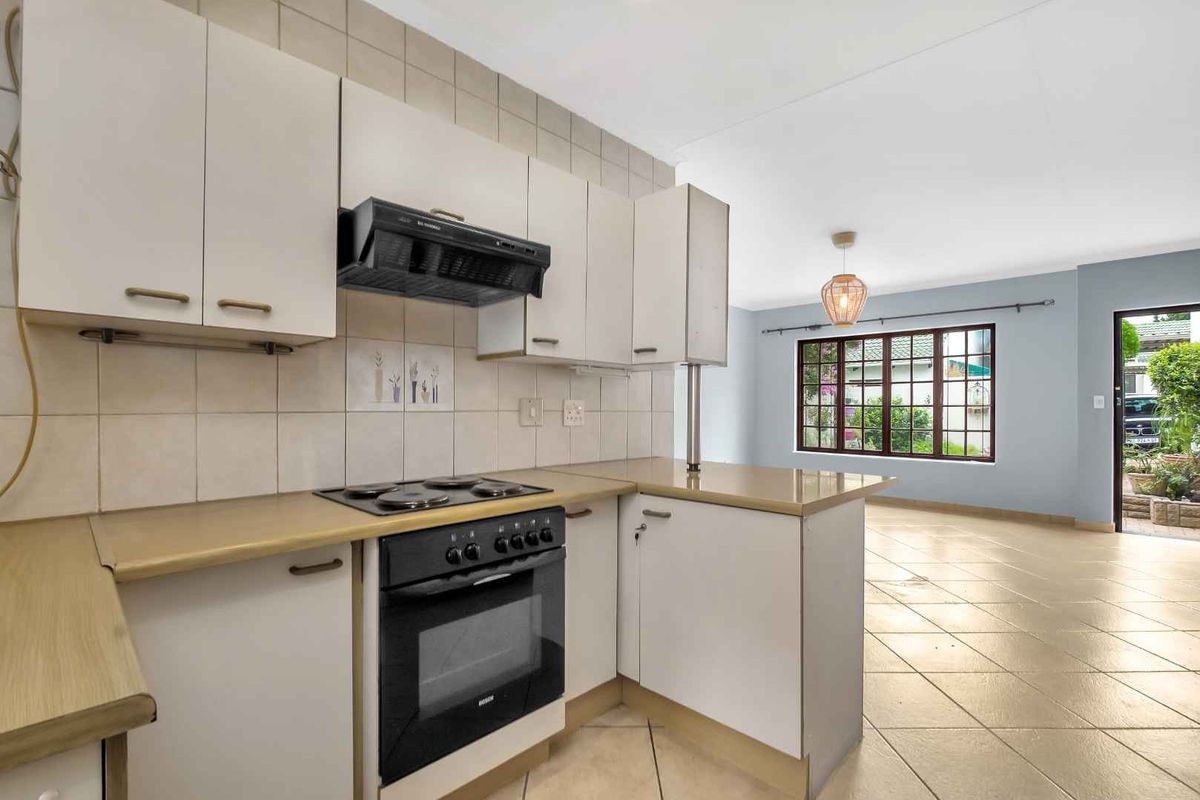 BRIGHT AND LIGHT THREE BEDROOM HOME WITH ALL THE ADDED EXTRAS - Photo 5