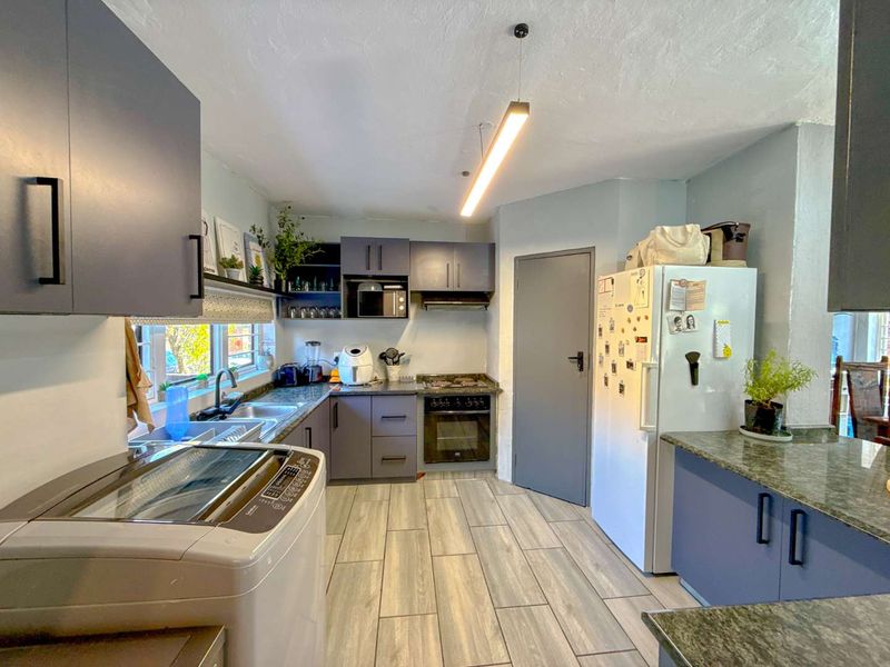 Beautifully Renovated 3-Bedroom Townhouse with Private Garden in Die Hoewes - Photo 2