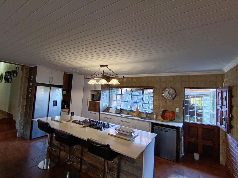 Luxury Dual Living with Exceptional Entertainment Spaces - Photo 8