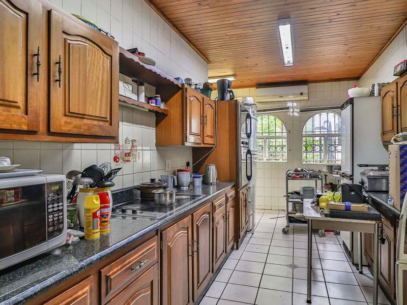 Spacious 9 Bedroom House (Guest House) in Muckleneuk - Photo 10