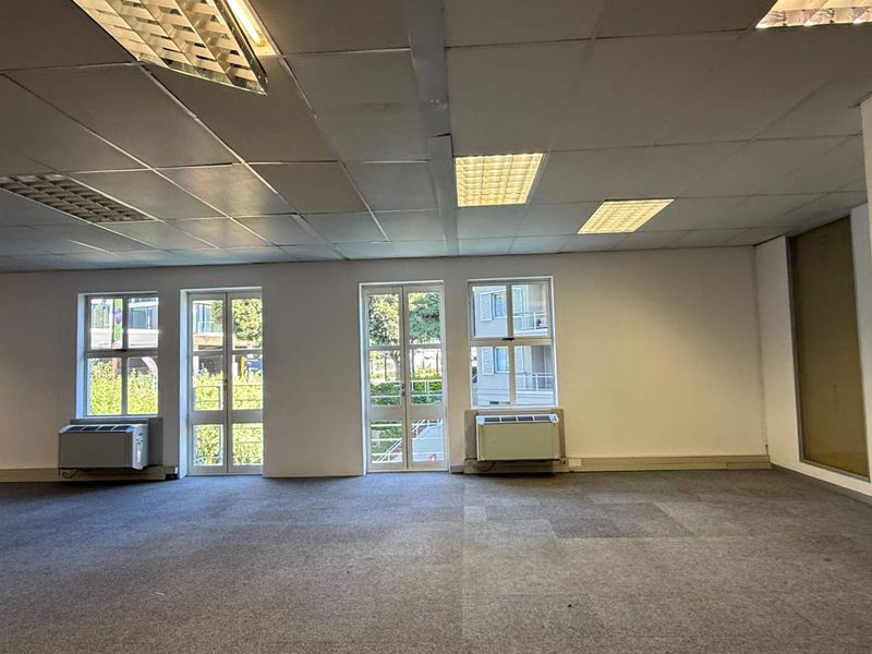 204m2 Premium canal-facing office with balcony in a prestigious business location - Photo 5