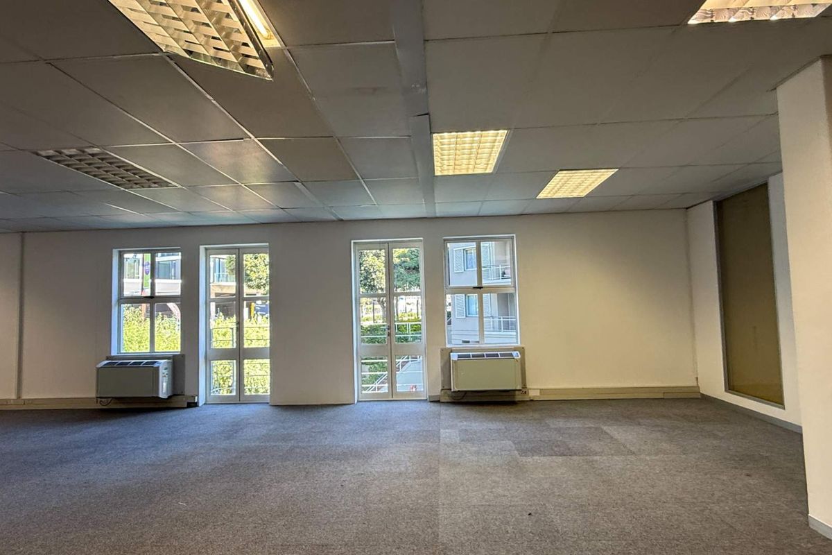 204m2 Premium canal-facing office with balcony in a prestigious business location - Photo 5