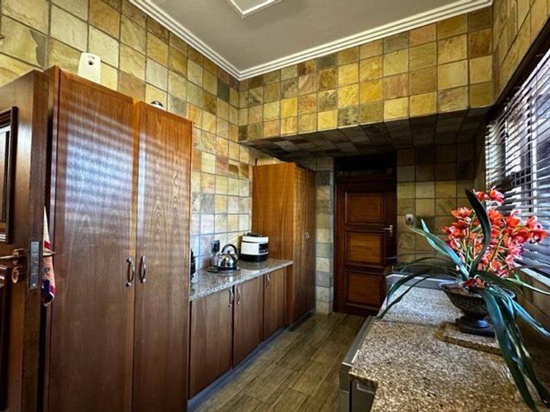 Indulge in opulence: A magnificent home for sale! - Photo 10