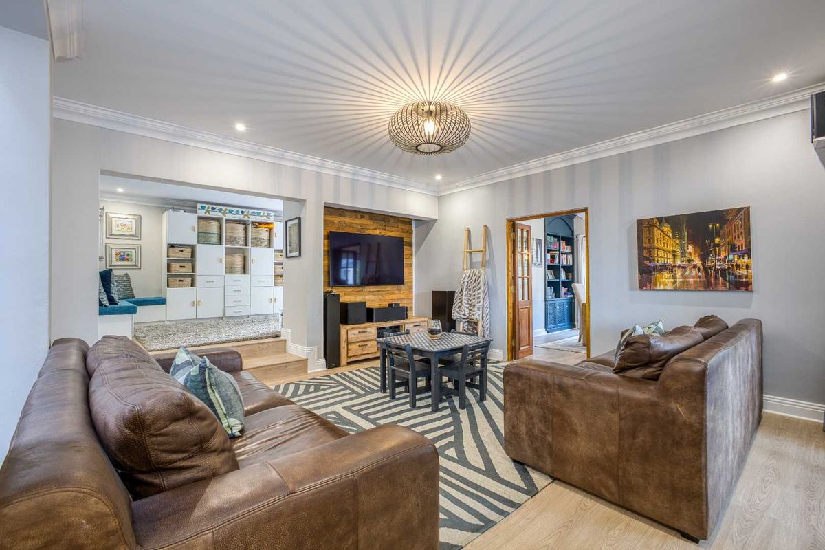 STUNNING 5 BEDROOM HOME IN FOURWAYS GARDENS SECURE LIFESTYLE ESTATE - Photo 3