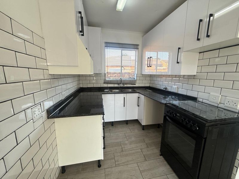 Immaculate 2-Bedroom Simplex – Move-In Ready! - Photo 9