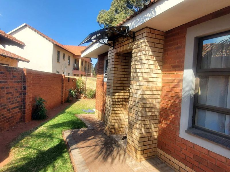 Contemporary Elegance in Secure Complex – Call Now! - Photo 6