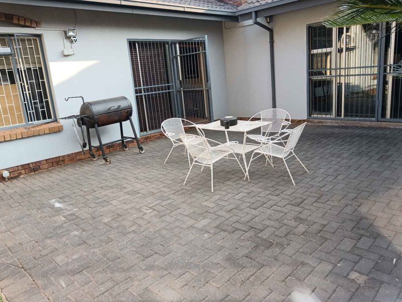 A Gem in the heart of Karenpark, a must see. - Photo 2