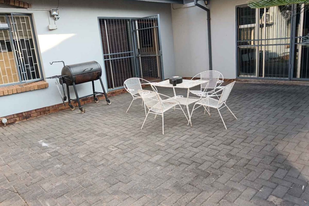 A Gem in the heart of Karenpark, a must see. - Photo 2