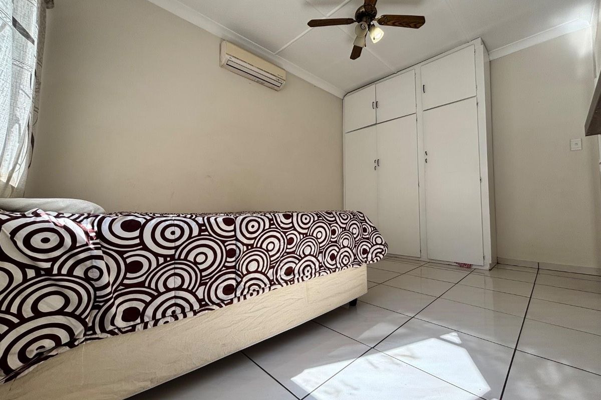 Spacious 3-Bedroom Family Home with Jacuzzi & Entertainment Lapa | Wannenburghoogte, Germiston - Photo 5