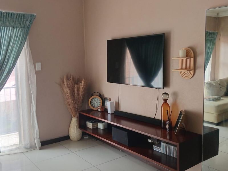 Modern Two Bedroom Townhouse For Sale in Brackendowns. - Photo 10