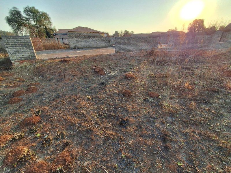 Bargain! 1283 Square Meter Vacant Land with Perimeter Walls - Photo 1
