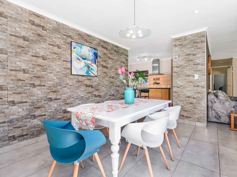 A SINGLE-STOREY FAMILY HOME IN A SECURE CUL-DE-SAC WITH A BEAUTIFUL GARDEN - JUST SOUNDS WONDERFUL - Photo 10