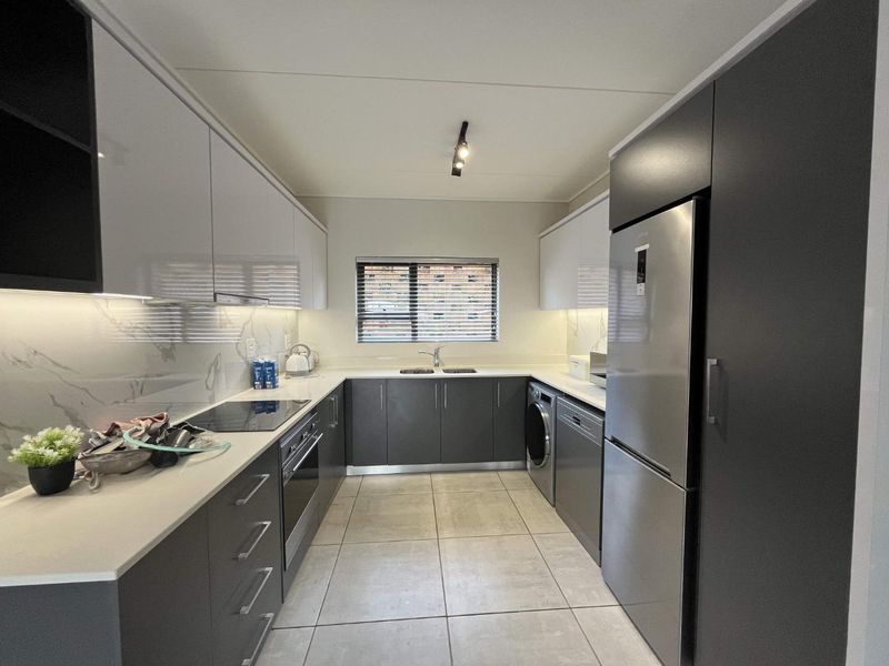 Hendra- Experience luxurious living within a secure complex in Izinga. - Photo 4