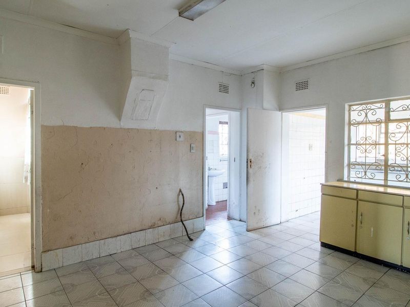 Unlock Potential: Spacious 3-Bed Home with Bonus Flatlet! - Photo 8