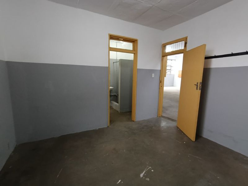 NEWLY REFURBISHED INDUSTRIAL UNIT WITH SMALL YARD TO LET – 399m2 - Photo 10