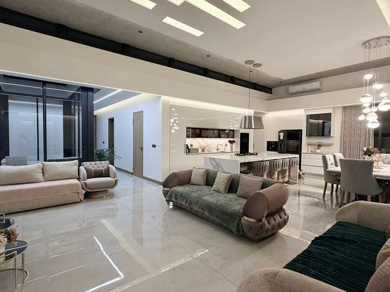 Luxury Coastal Living in Prestigious Gold Coast Estate - Photo 1