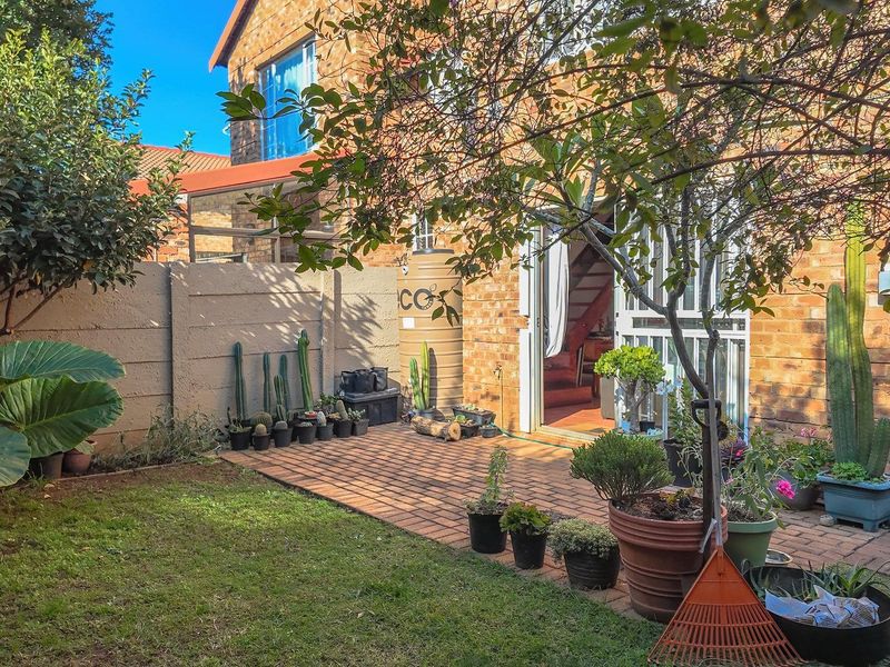 Charming Pet-Friendly Duplex with Enclosed Garden - Photo 1