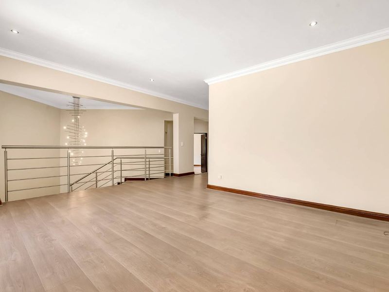 6 BEDROOM HOME FOR SALE IN FOURWAYS GARDENS - Photo 9