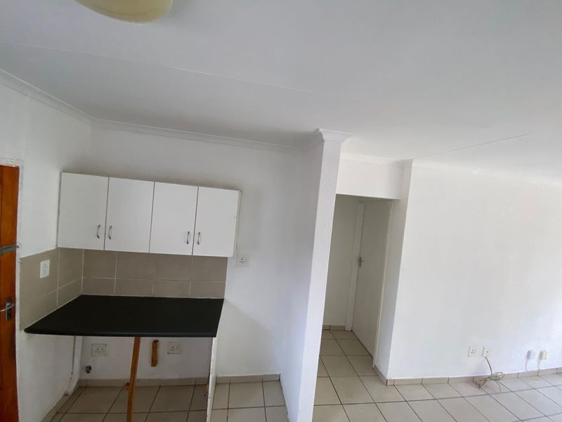 2 Bedroom Townhouse with  Wrap-Around Garden in Heuwelsig Estate! - Photo 7