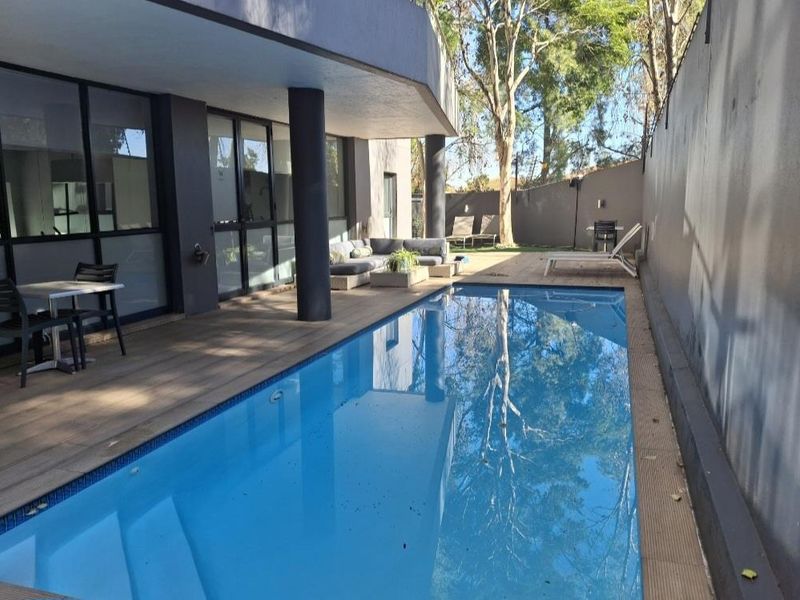 A BEAUTIFULLY FURNISHED TWO BEDROOM APARTMENT - Photo 1