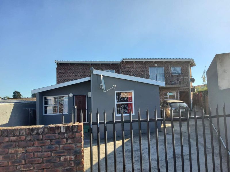 **Spacious Family Home with Additional Flats - Perfect for Investment or Family Living** - Photo 4