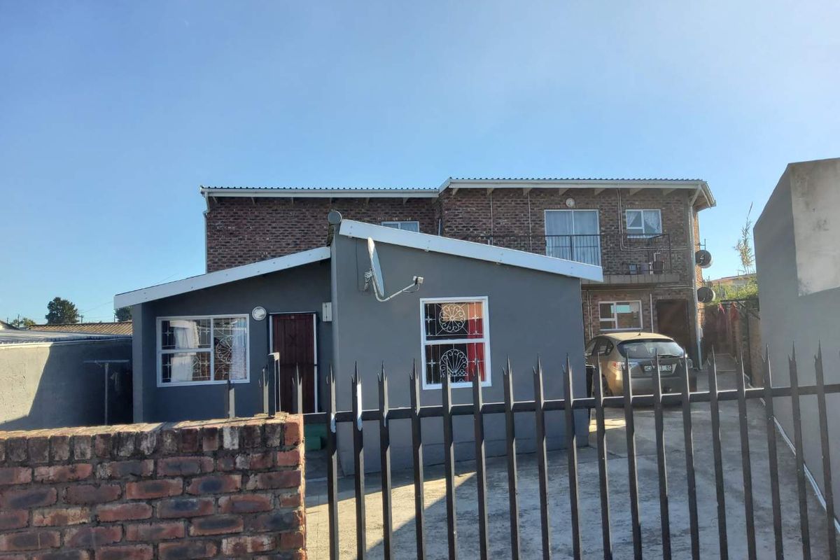 **Spacious Family Home with Additional Flats - Perfect for Investment or Family Living** - Photo 4