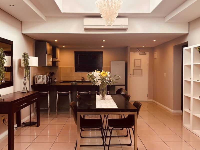 Exceptional Top Floor Apartment with Iconic Mountain & City Views - Photo 5