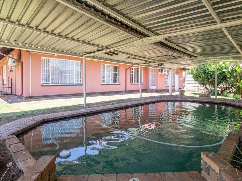 Charming Family Home with Pool & Garden in Mackenzie Park! - Photo 8