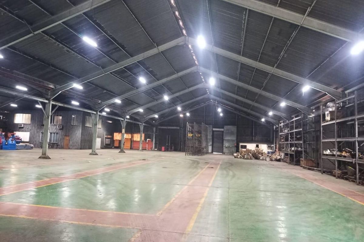 TO LET - WAREHOUSE, OFFICE & ABLUTIONS - Photo 3