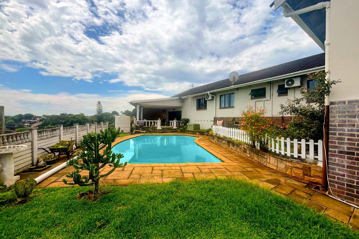 Massive home in sought after Glen Hills with magnificent inland views! - Photo 5