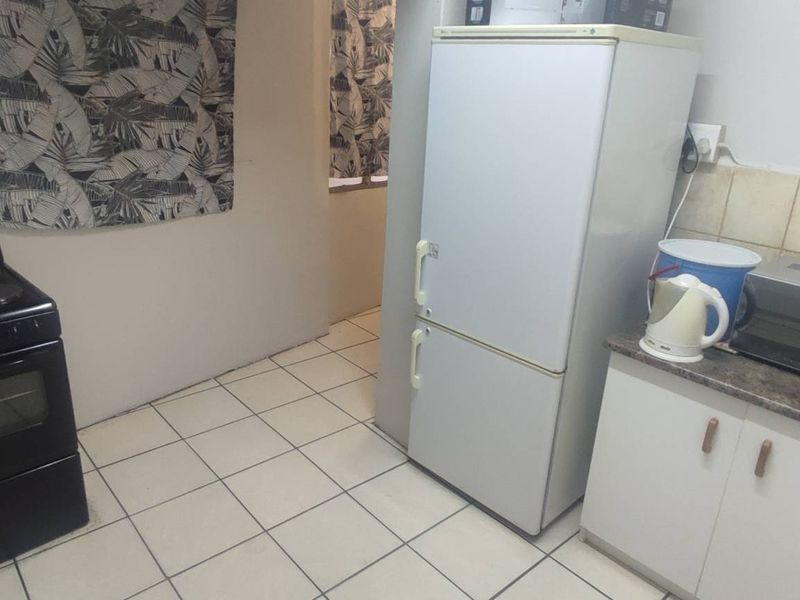 **Spacious Bedroom Available in Shared Apartment – Ideal for a Lady** - Photo 4