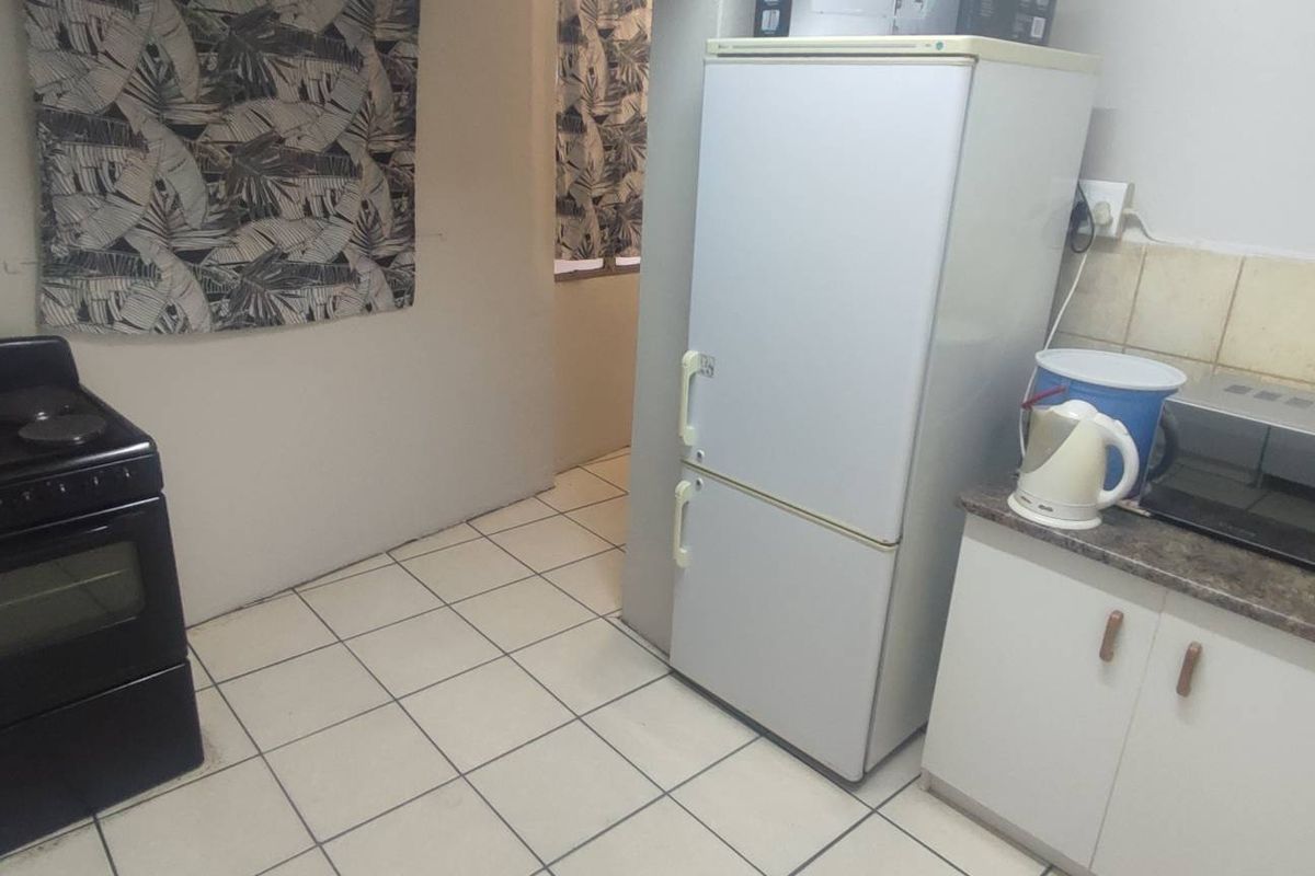 **Spacious Bedroom Available in Shared Apartment – Ideal for a Lady** - Photo 4