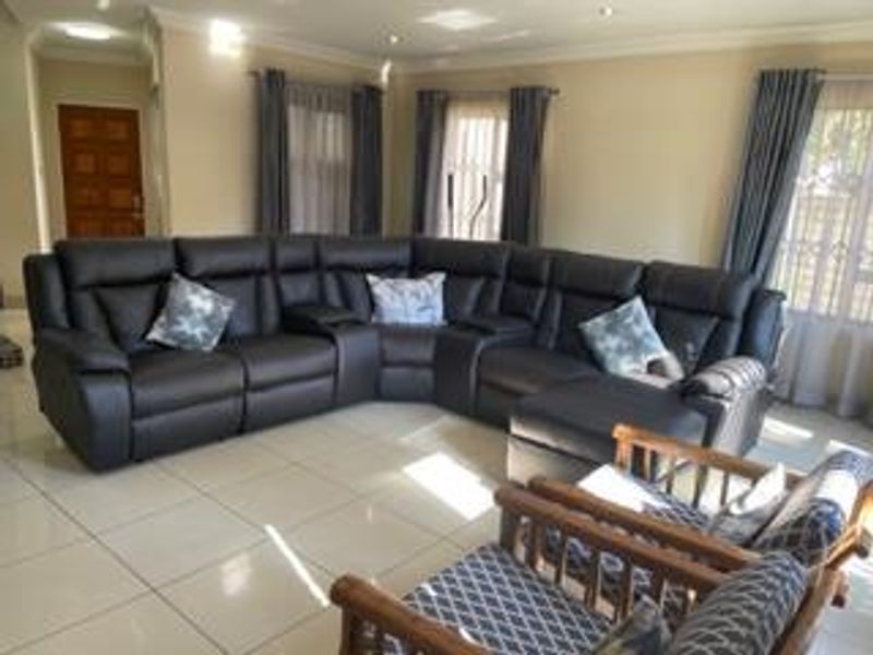 4 Bedroom house available in Bloubsrand - Photo 4