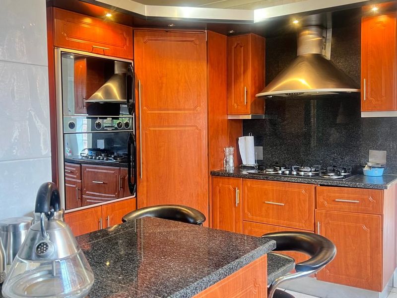 Entertainer's Dream: Indoor Braai and Outdoor Lapa! - Photo 6