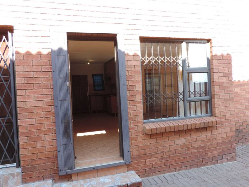 Secure and stylish 2 bedroomed unit - Photo 5