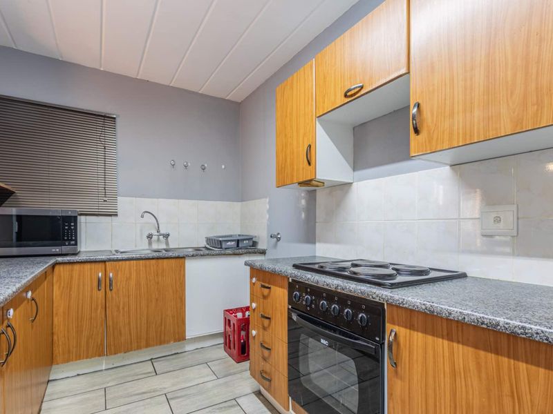 Newly listed 2 bed 1.5 bath duplex. Wilgeheuwel - Photo 9