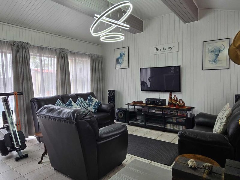 6 Bedroom House with large flatlet for Sale in Verwoerdpark - Photo 3