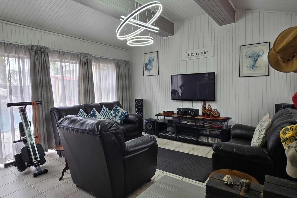 6 Bedroom House with large flatlet for Sale in Verwoerdpark - Photo 3