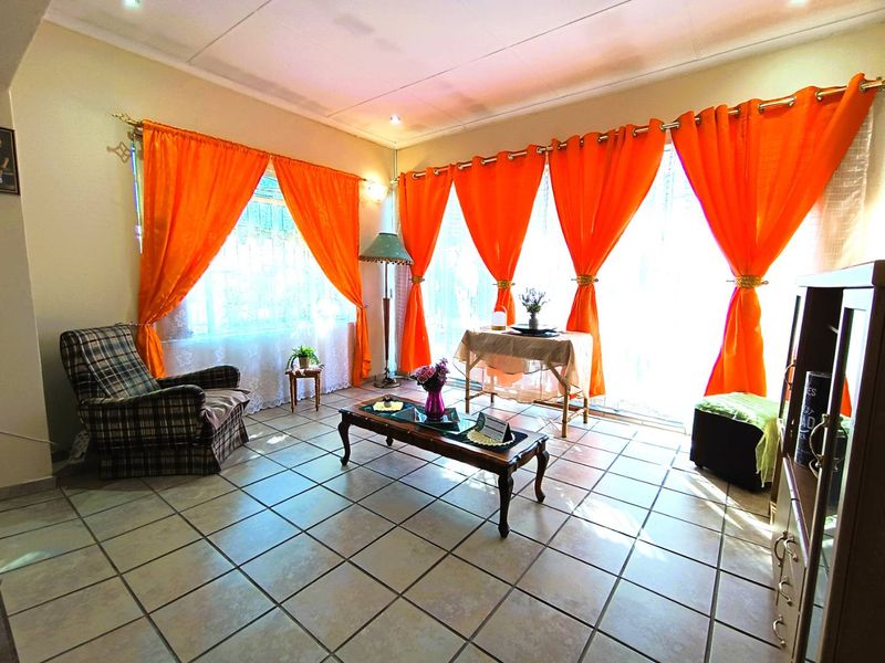 Immaculate Family Home with Spacious Living & Entertainer’s Delight - Photo 8