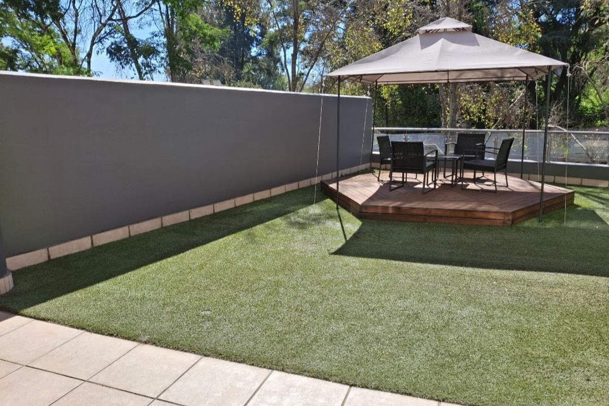 A BEAUTIFULLY FURNISHED TWO BEDROOM GARDEN APARTMENT - Photo 2