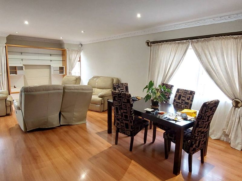 Entertaining and living space for all - Photo 9