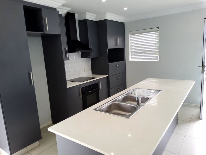 **Spacious 3-Bedroom  Townhouse close to beach in Secure Gonubie Palms Community** - Photo 2