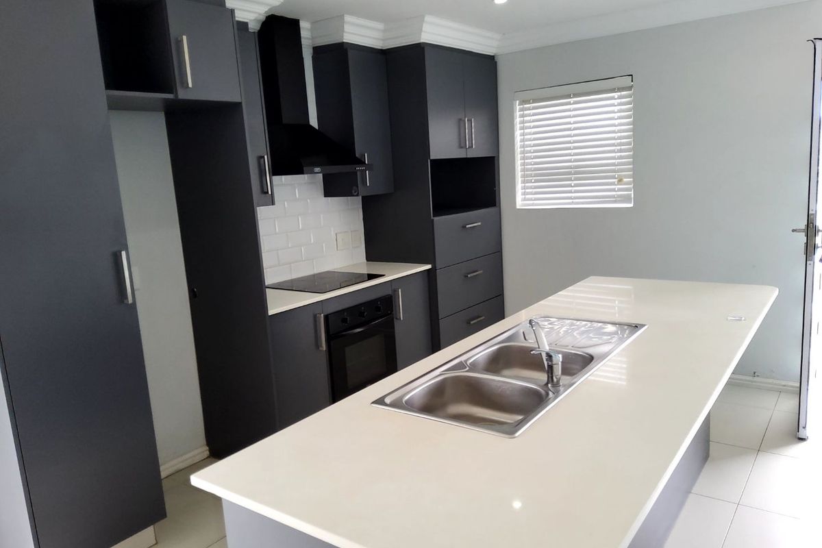 **Spacious 3-Bedroom  Townhouse close to beach in Secure Gonubie Palms Community** - Photo 2