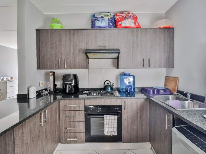 Modern Townhouse with Open Plan Living - Ground Floor Unit Next to Park - Photo 9