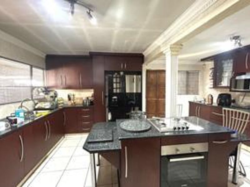 Spacious Three-Bedroom Home with Modern Amenities in Mayberry Park, Alberton - Photo 7