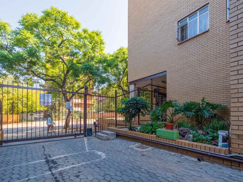 Spacious 5-Bedroom Apartment - Photo 6