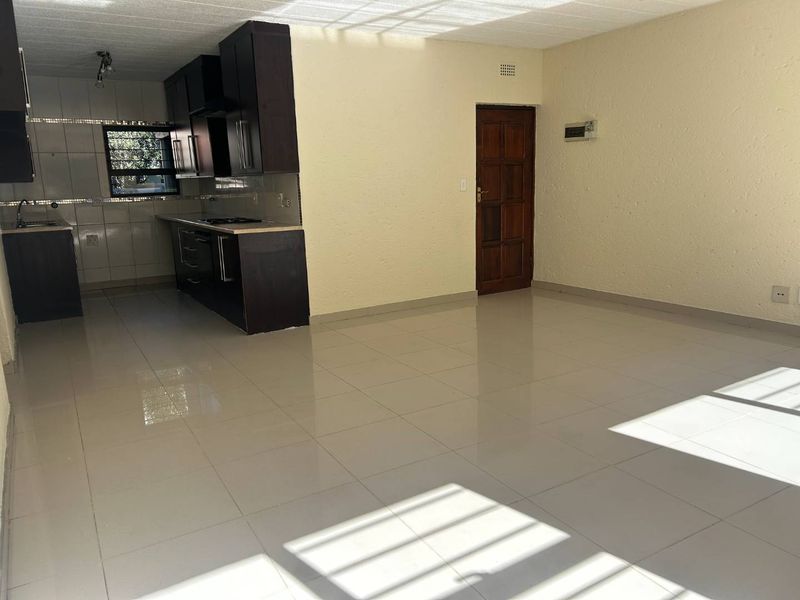 Perfectly located ground floor unit. - Photo 9