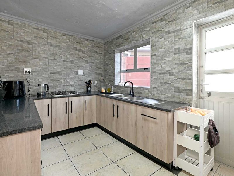 Beautiful 3 Bedroom corner-plot townhouse in Westridge - Photo 5