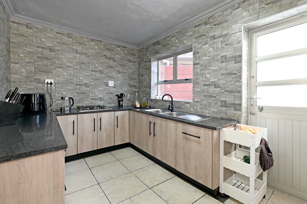 Beautiful 3 Bedroom corner-plot townhouse in Westridge - Photo 5