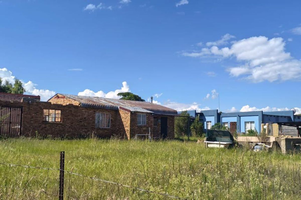 An excellent investment opportunity to transform this spacious 3-bedroom home into your ideal property. - Photo 2